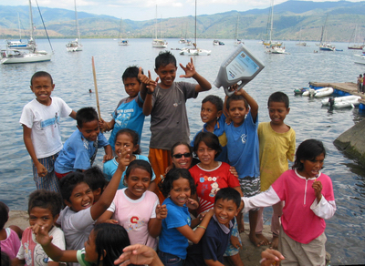 Chrissi with Alor kids - click for full size